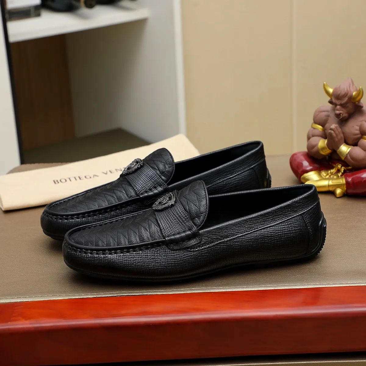 Men's men's shoes 💰440 [BV] 👟👟 Italian luxury brand Made with imported cowhide technology to highlight high-end men's taste of light luxury life [color] [color] Masters with ten years of manual experience create classic weaving 🌴 The inner top layer 🐮 lining 💯😘 The top quality inherits the brand craftsmanship! Color, code number 39-44 (38.45. Can be customized)